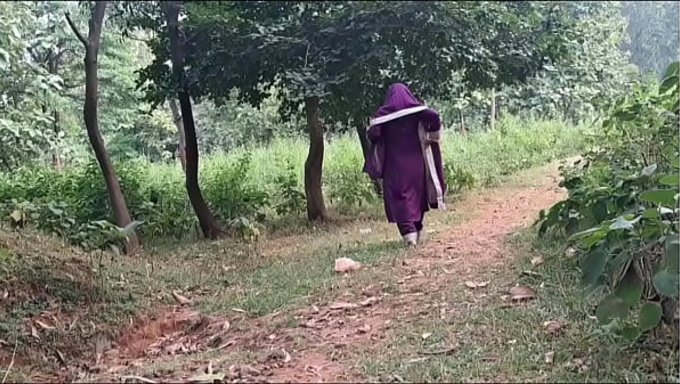印度村的骚妹在户外和男友乱搞