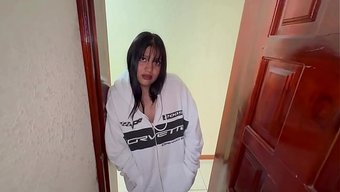 我朋友的女朋友就住在...