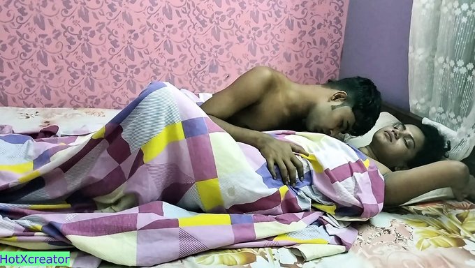 印度妻子拥有大自然的胸部,被猛烈而快速地操