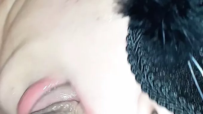 拉丁裔少女给50岁的男人口交并吞下他的精液
