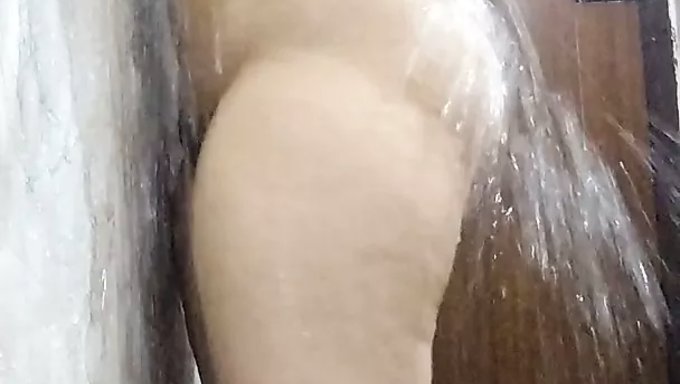 成熟和少女女同性恋沉迷于手指游戏