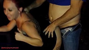 红发荡妇在停车场被两...