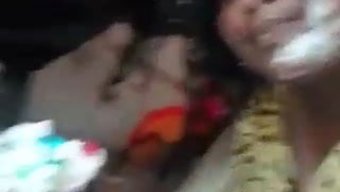 18岁的女孩和一个年...