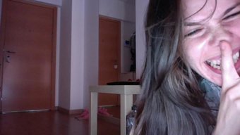 一个自制风格的年轻女...