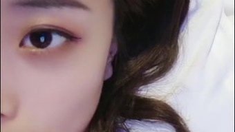 女孩在各种姿势中摆姿...