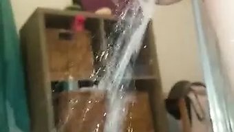裸体妻子在丈夫的裸体上撒尿