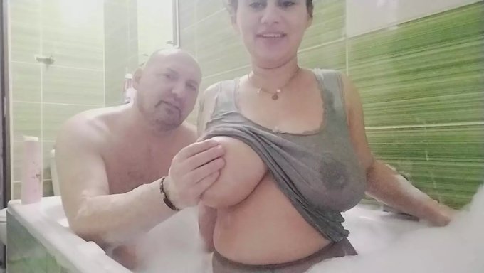 金发美女在浴缸里挑逗