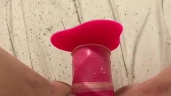 业余少女用假阳具自慰高潮