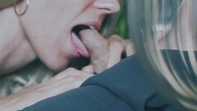 亚洲女友在这个业余视频中失焦时口交