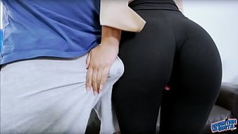 大屁股和黑色紧身裤:...