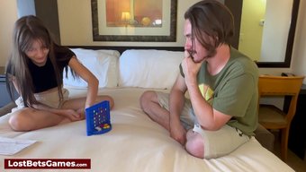 年轻情侣把棋盘游戏变...