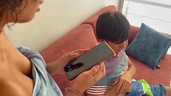 一个年轻的拉丁女孩威...