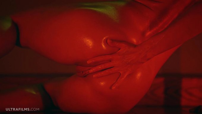 Ultrafilms传奇sybil和一位极品美女来了一场女同激情大战,火辣撩人,欲望爆棚。