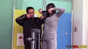 娇小的日本美女享受与...