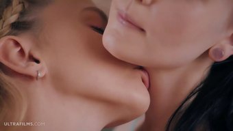 两个极品女友amel...
