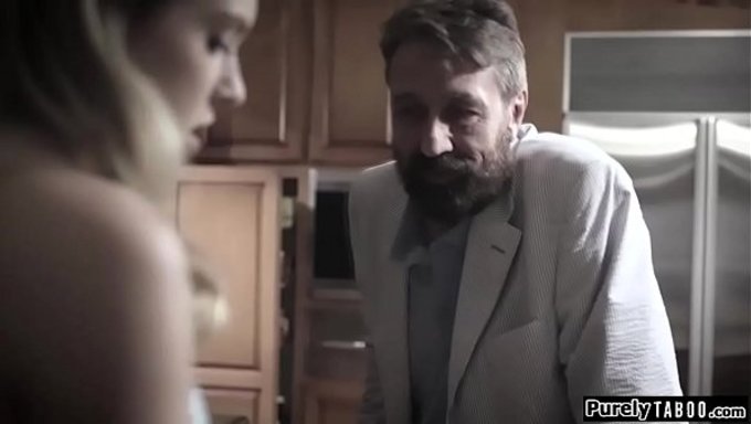 一名巨乳少女被一名厨房工作人员撞倒,受到热烈的关注。