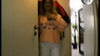 成熟的金发女郎享受感...