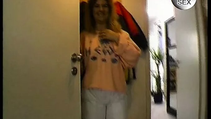成熟的金发女郎享受感性的淋浴体验