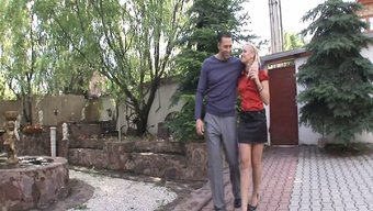 金发少女在狂野的三人...