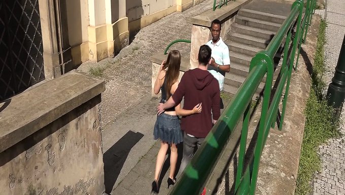 拥有大自然胸部的棕发美女得到了与黑人做爱的报酬