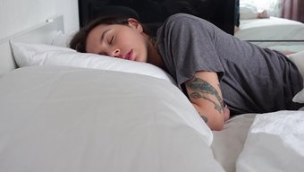 观看一个性感的少女在...