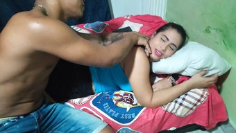 少女继妹享受足部和阴道按摩