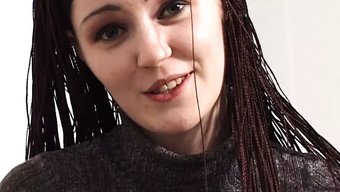 兴奋的少女在独奏视频...