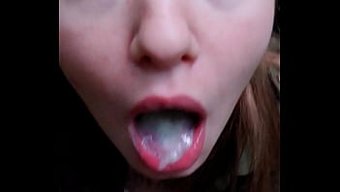 业余少女在森林里吸吮硬鸡巴