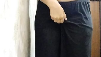 业余女孩在自制视频中...