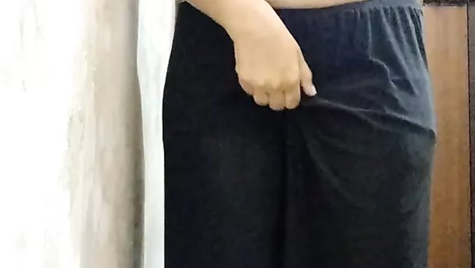 业余女孩在自制视频中自慰并自慰