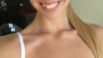 女人在温暖的季节穿着休闲装
