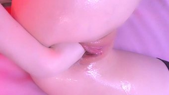 少女第一次自慰的近距离镜头
