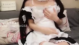 韩国美女沉迷于独奏游戏