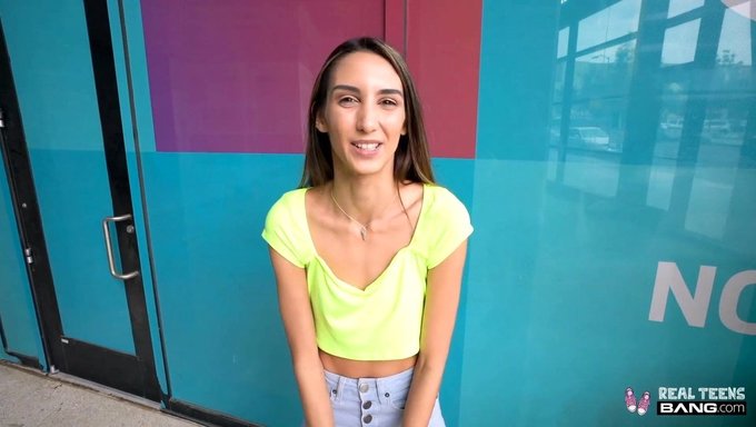 Natalia Nix,一个惊人的瘦女孩,让她的阴道被猛烈地操