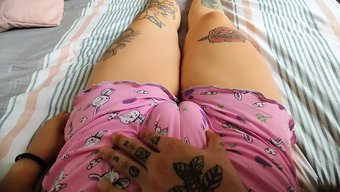惊艳的少女突出的隆起...
