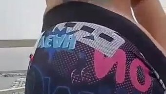 欧洲女人在天台上被激起