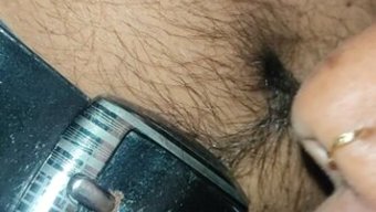 懒散的奶奶的乳房和年...