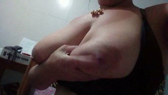 丰满的妈妈在行动中乳交
