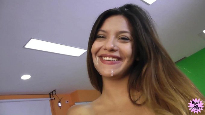 看起来天真的少女在床上变得狂野而肮脏!