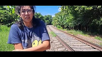 与邻居女孩的火车性爱