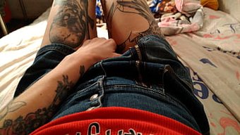 热辣多毛的少女达到高...
