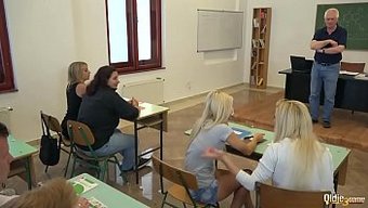 年轻女性勾引一位教授...