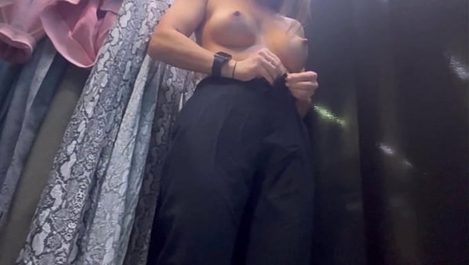 骚女在更衣室里试穿各种衣服,快来看看她吧!