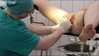 一个女孩接受妇科检查...