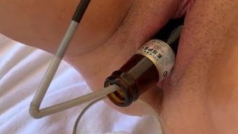 美丽的女人享受着用瓶...
