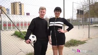 胸部丰满的拉丁裔熟女...