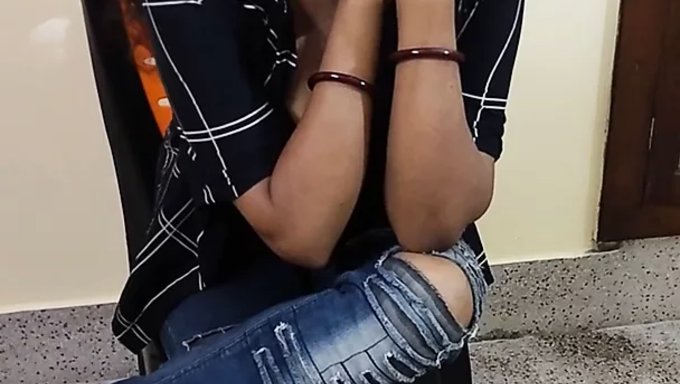观看simran的自制视频,并享受她的印度美女