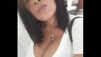胸部丰满的金发女郎穿...