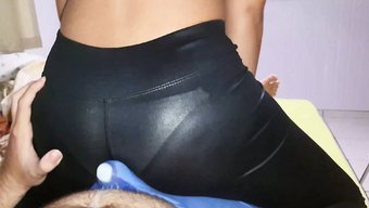 巴西宝贝穿着乳胶裤子...