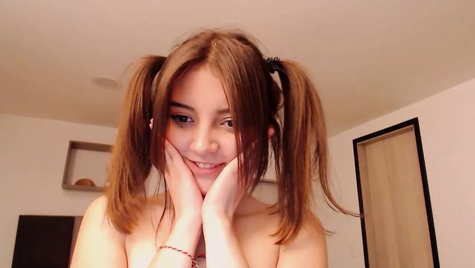 拉丁裔少女angela在猪尾辫发型中展示她的小胸部和大屁股